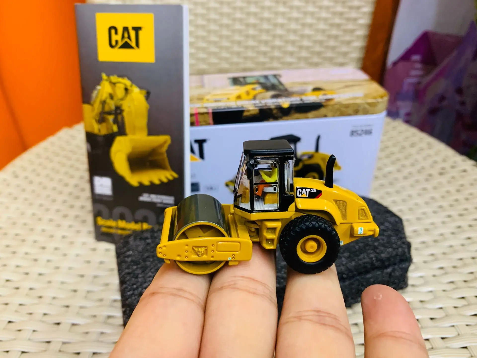 DM #85246 Die-cast 1:87 Scale CS56 Alloy Engineering Machinery Model Collection Home Decoration
DM #85246 Die-cast 1:87 Scale CS56 Alloy Engineering Machinery Model Collection Home Decoration