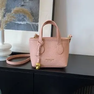 Изысканная мини-портативная маленькая сумка для женщин, новинка 2023 года, популярная универсальная модная маленькая сумка Super Fire 
Изысканная мини-портативная маленькая сумка для женщин, новинка 2023 года, популярная универсальная модная маленькая сумка Super Fire