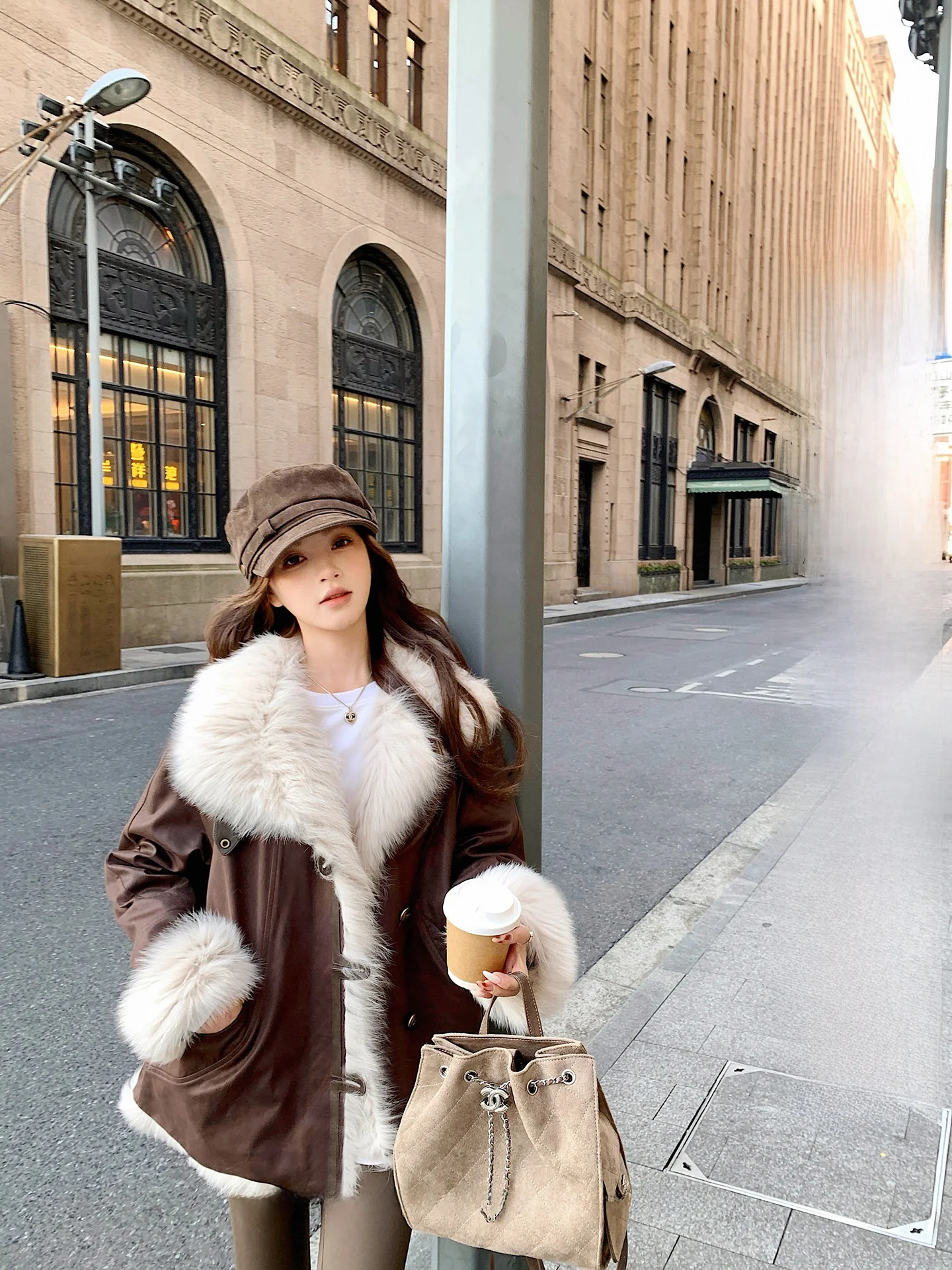 Женская зимняя куртка-пуховик eis North Wind с меховым воротником и длинными рукавами, с меховыми манжетами, из кожи и меха, приталенного кроя
Женская зимняя куртка-пуховик eis North Wind с меховым воротником и длинными рукавами, с меховыми манжетами, из кожи и меха, приталенного кроя