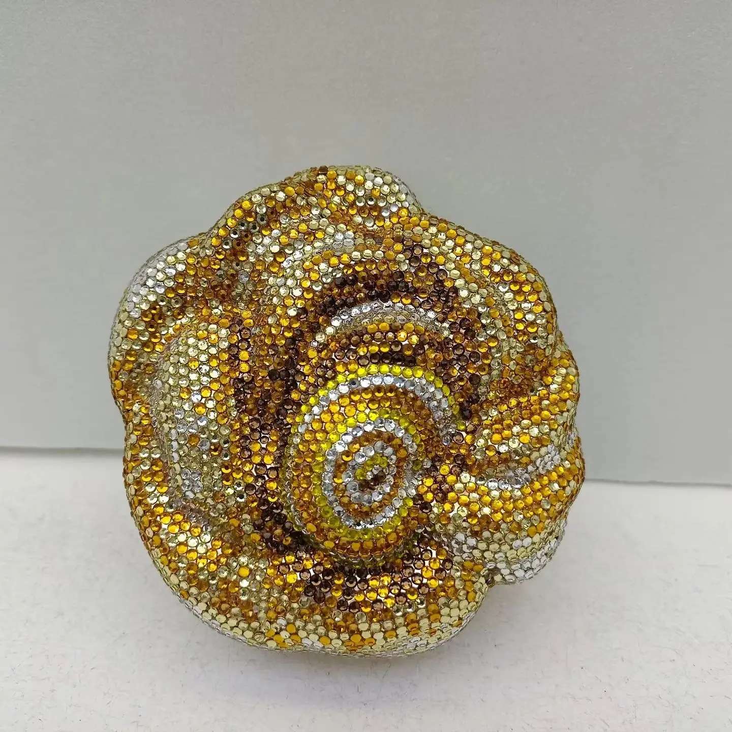 XIYUAN вечерние сумки с розами и кристаллами, женские великолепные золотые клатчи со стразами и цветочным принтом, роскошные свадебные сумки для свадебной вечеринки
XIYUAN вечерние сумки с розами и кристаллами, женские великолепные золотые клатчи со стразами и цветочным принтом, роскошные свадебные сумки для свадебной вечеринки