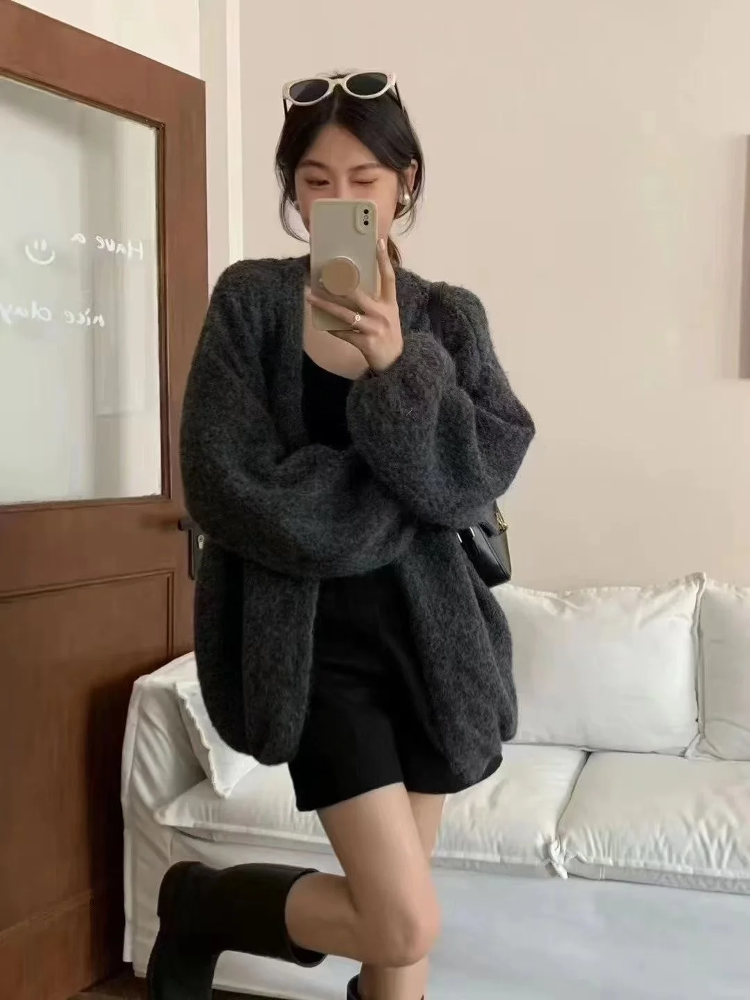 Женские укороченные кардиганы средней длины в стиле Old Money, весенние, с разноцветным жемчужным бантом, милым узором, минималистичные, с меховым воротником, вязаные, с рюшами
Женские укороченные кардиганы средней длины в стиле Old Money, весенние, с разноцветным жемчужным бантом, милым узором, минималистичные, с меховым воротником, вязаные, с рюшами