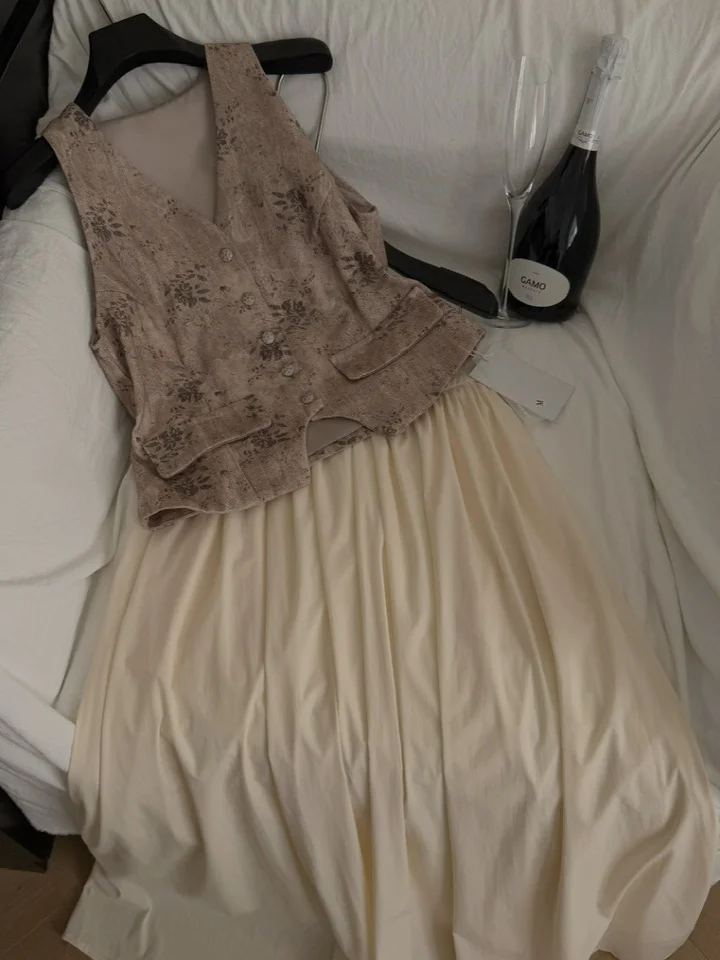 New Chinese Sle Retro Print V-ne Single Button Vest Top High Waist Slimming Dra f Skirt Two-piece Set Faionable ...
New Chinese Sle Retro Print V-ne Single Button Vest Top High Waist Slimming Dra f Skirt Two-piece Set Faionable ...