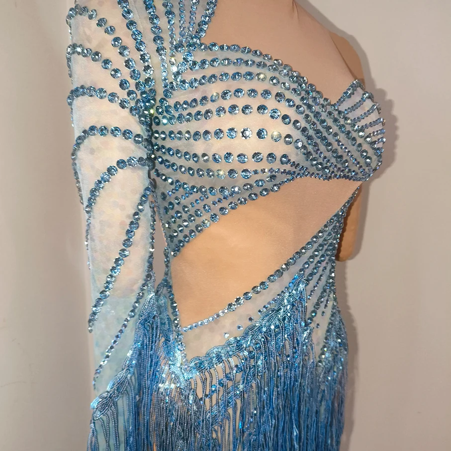 Sexy blue rhinestone tassel one-shoulder dress for women, transparent mesh lace cut-out slim long tassel dress, Latin dance perf
Sexy blue rhinestone tassel one-shoulder dress for women, transparent mesh lace cut-out slim long tassel dress, Latin dance perf