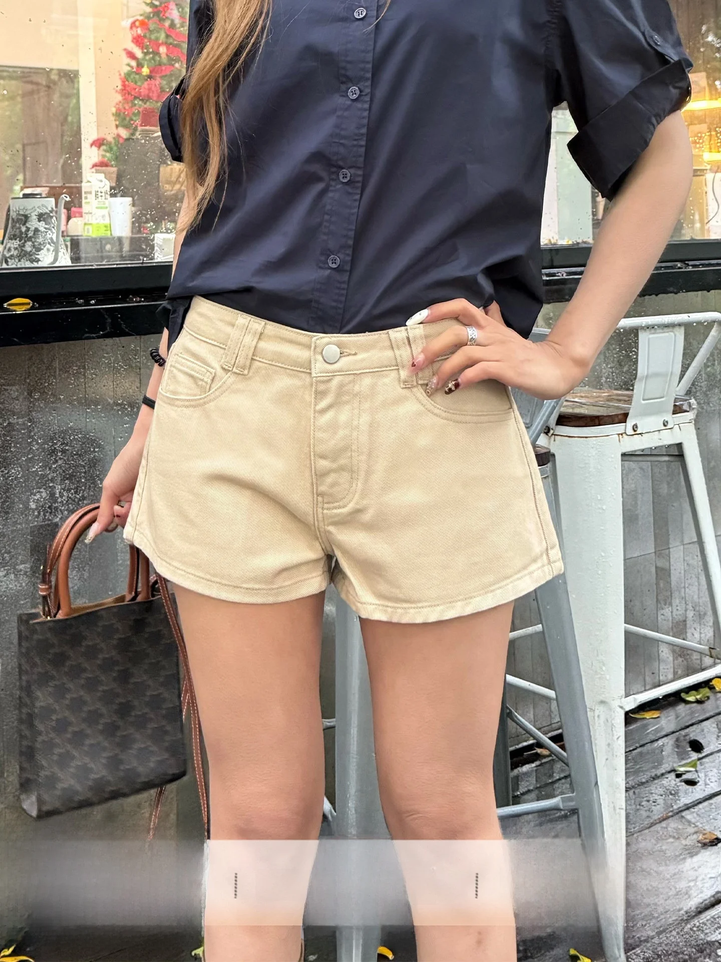 Retro Khaki Denim Shorts Women's Casual Straight Leg Slimming Versatile Cotton Spring Design Sensation Comfortable Pants
Retro Khaki Denim Shorts Women's Casual Straight Leg Slimming Versatile Cotton Spring Design Sensation Comfortable Pants