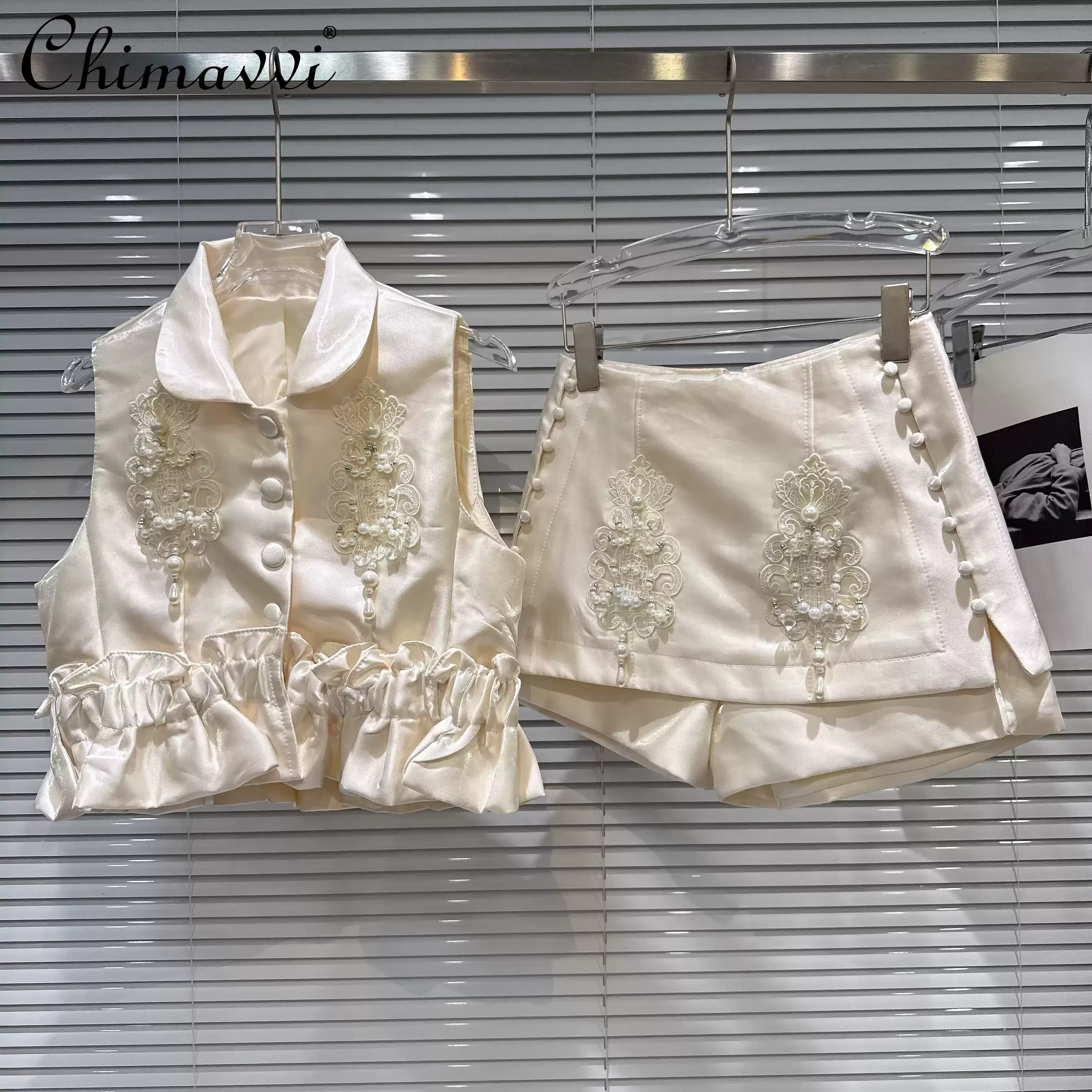 2026 Summer Korean Elegant Sweet Celebrity Pearl Embroidered Bead Sleeveless Top High Waist Button Skirt Two-piece Suit Women
2026 Summer Korean Elegant Sweet Celebrity Pearl Embroidered Bead Sleeveless Top High Waist Button Skirt Two-piece Suit Women