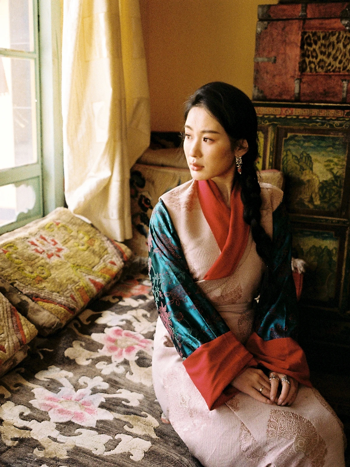 Комплект из двух предметов ZhouMei: женский тибетский атласный костюм Ханьфу с цветочным принтом, длинными рукавами и V-образным вырезом, в национальном традиционном этническом стиле
Комплект из двух предметов ZhouMei: женский тибетский атласный костюм Ханьфу с цветочным принтом, длинными рукавами и V-образным вырезом, в национальном традиционном этническом стиле