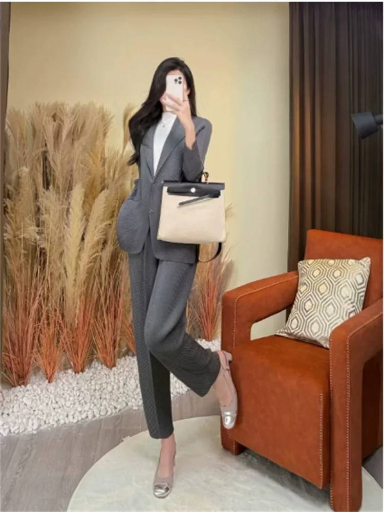Miyake Simple Women's Two Piece Set Dragon Scale Long Sleeve Notched Pleated Blazer and Elastic Waist Straight Pants
Miyake Simple Women's Two Piece Set Dragon Scale Long Sleeve Notched Pleated Blazer and Elastic Waist Straight Pants