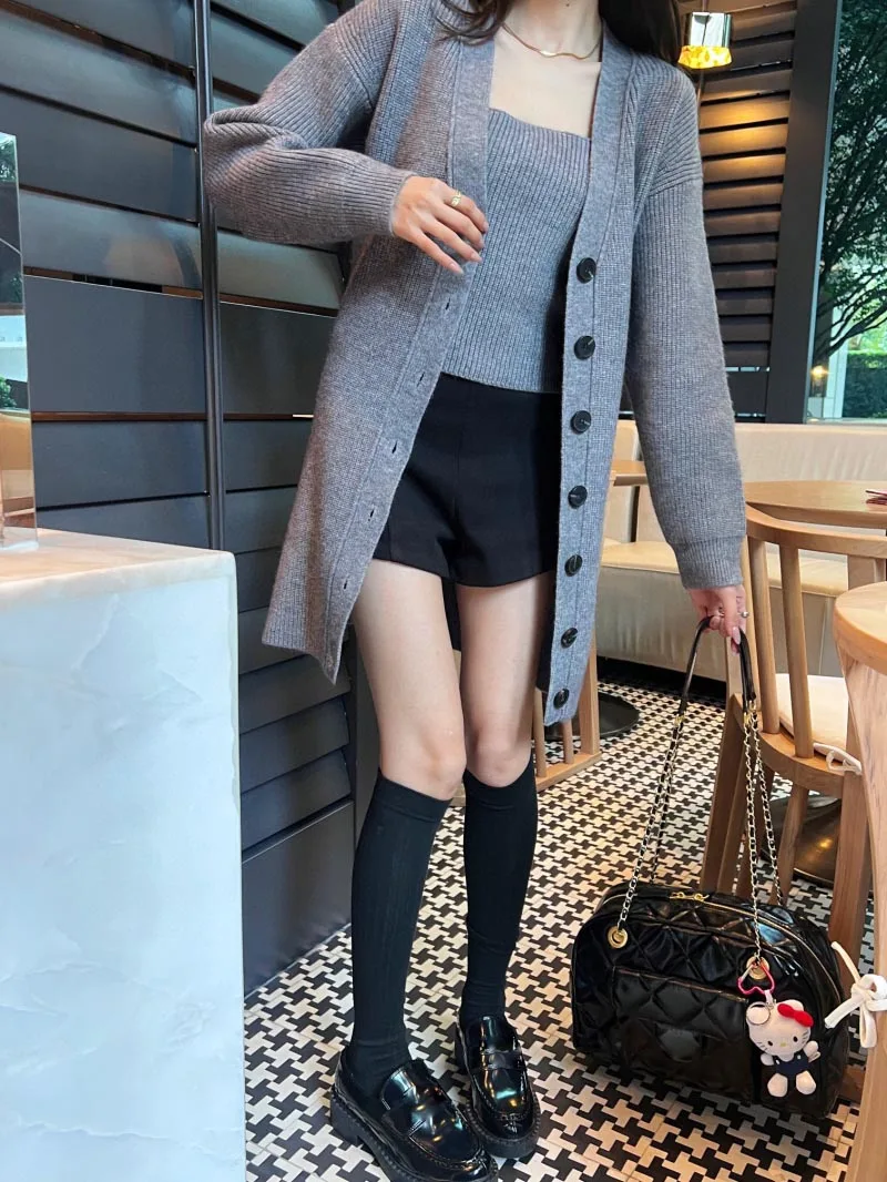 2024 autumn and winter new women's cardigan fashionable and exquisite slim fit and slimming knitted vest cardigan two-piece set
2024 autumn and winter new women's cardigan fashionable and exquisite slim fit and slimming knitted vest cardigan two-piece set