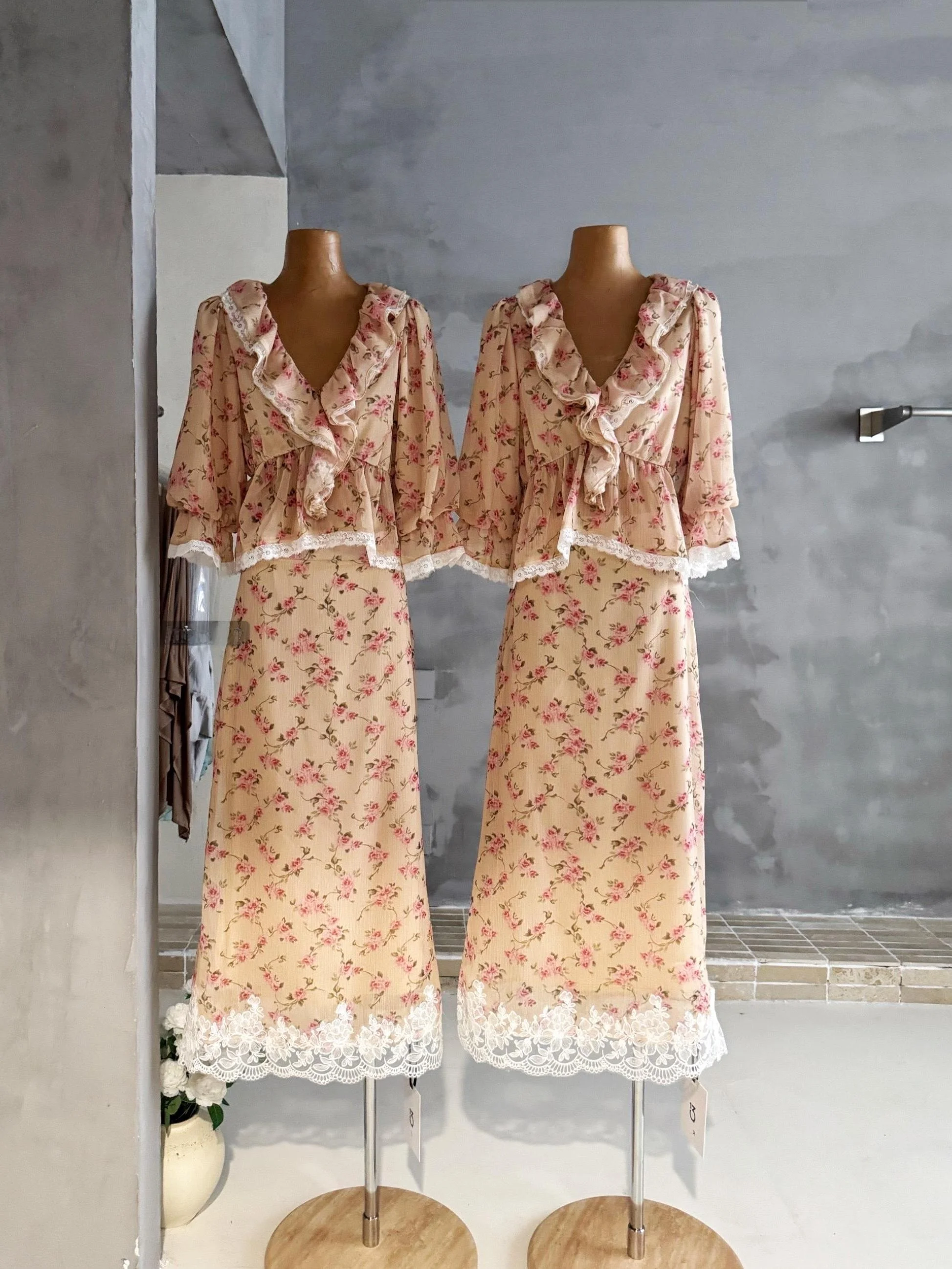 Romantic Floral Print Bell Sleeve Shirt And High Waist Skirt Set Women's Fashion Summer Outfit Elegant Style Long Sleeve
Romantic Floral Print Bell Sleeve Shirt And High Waist Skirt Set Women's Fashion Summer Outfit Elegant Style Long Sleeve