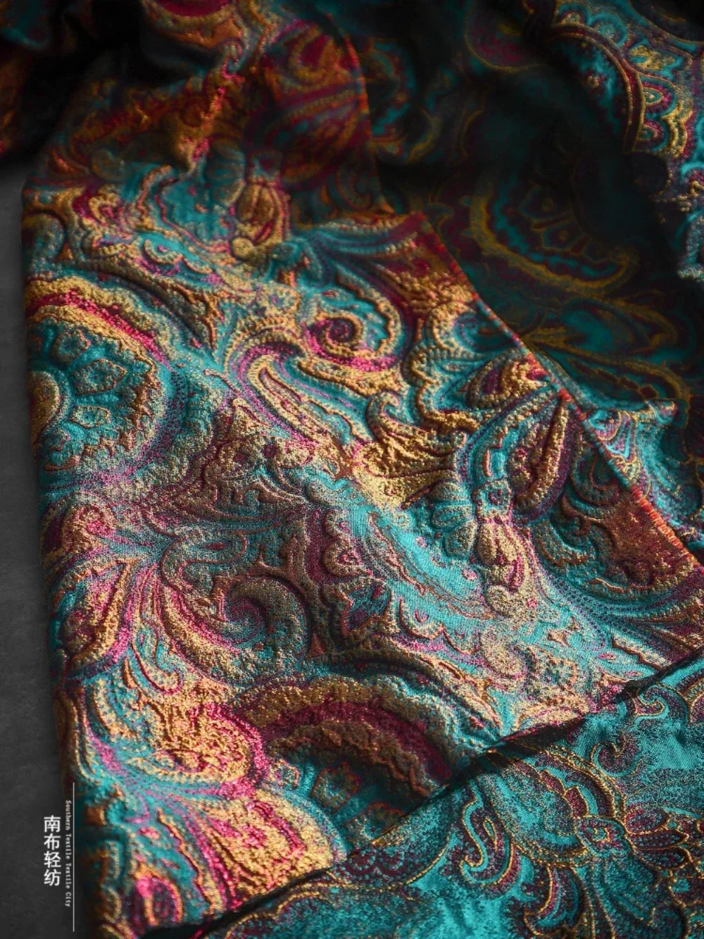 Винтажная жаккардовая ткань из синей золотой проволоки для китайских стилей, рельефные брюки, дизайнерская ткань для одежды, шитье своими руками по дворам
Винтажная жаккардовая ткань из синей золотой проволоки для китайских стилей, рельефные брюки, дизайнерская ткань для одежды, шитье своими руками по дворам