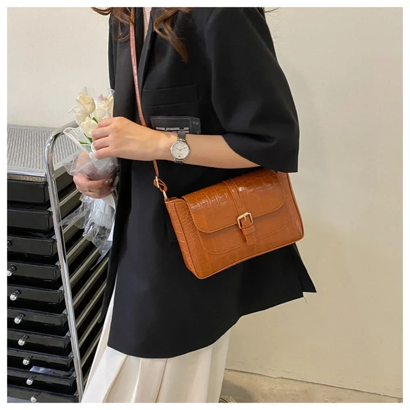 Женские высококачественные и изысканные сумки, сумка на ремне, женская летняя сумка, универсальная внешняя торговля, маленькие квадратные сумки через плечо с клапаном
Женские высококачественные и изысканные сумки, сумка на ремне, женская летняя сумка, универсальная внешняя торговля, маленькие квадратные сумки через плечо с клапаном