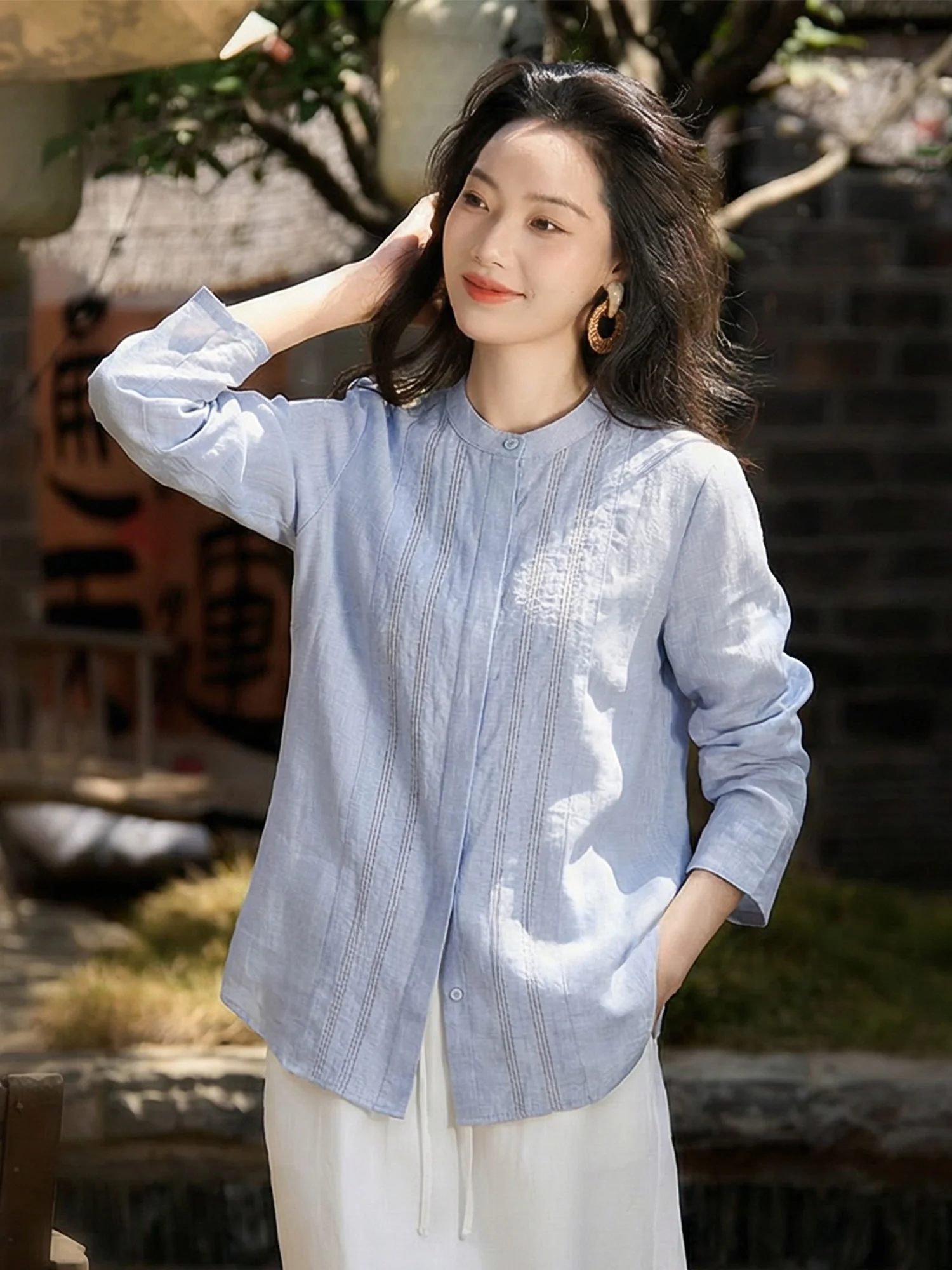 Синяя льняная рубашка в клетку для женщин, с длинным рукавом, круглым вырезом, универсальная, для повседневной носки, весенняя, в художественном стиле, французский крой.
Синяя льняная рубашка в клетку для женщин, с длинным рукавом, круглым вырезом, универсальная, для повседневной носки, весенняя, в художественном стиле, французский крой.