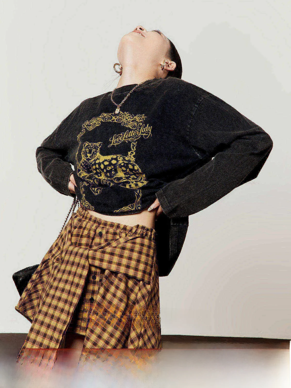 Black Loose Fit Leopard Print T-Shirt Women's Spring 2026 New Style Versatile Design Frame Leopard Pattern Casual Top
Black Loose Fit Leopard Print T-Shirt Women's Spring 2026 New Style Versatile Design Frame Leopard Pattern Casual Top