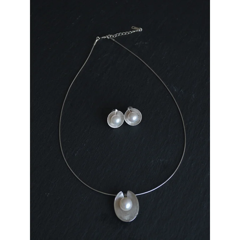 Water Lily Pearl Choker 925 Sterling Silver, Designer Minimalist Jewelry for Women, Elegant Gift for Daily Wear, Party
Water Lily Pearl Choker 925 Sterling Silver, Designer Minimalist Jewelry for Women, Elegant Gift for Daily Wear, Party