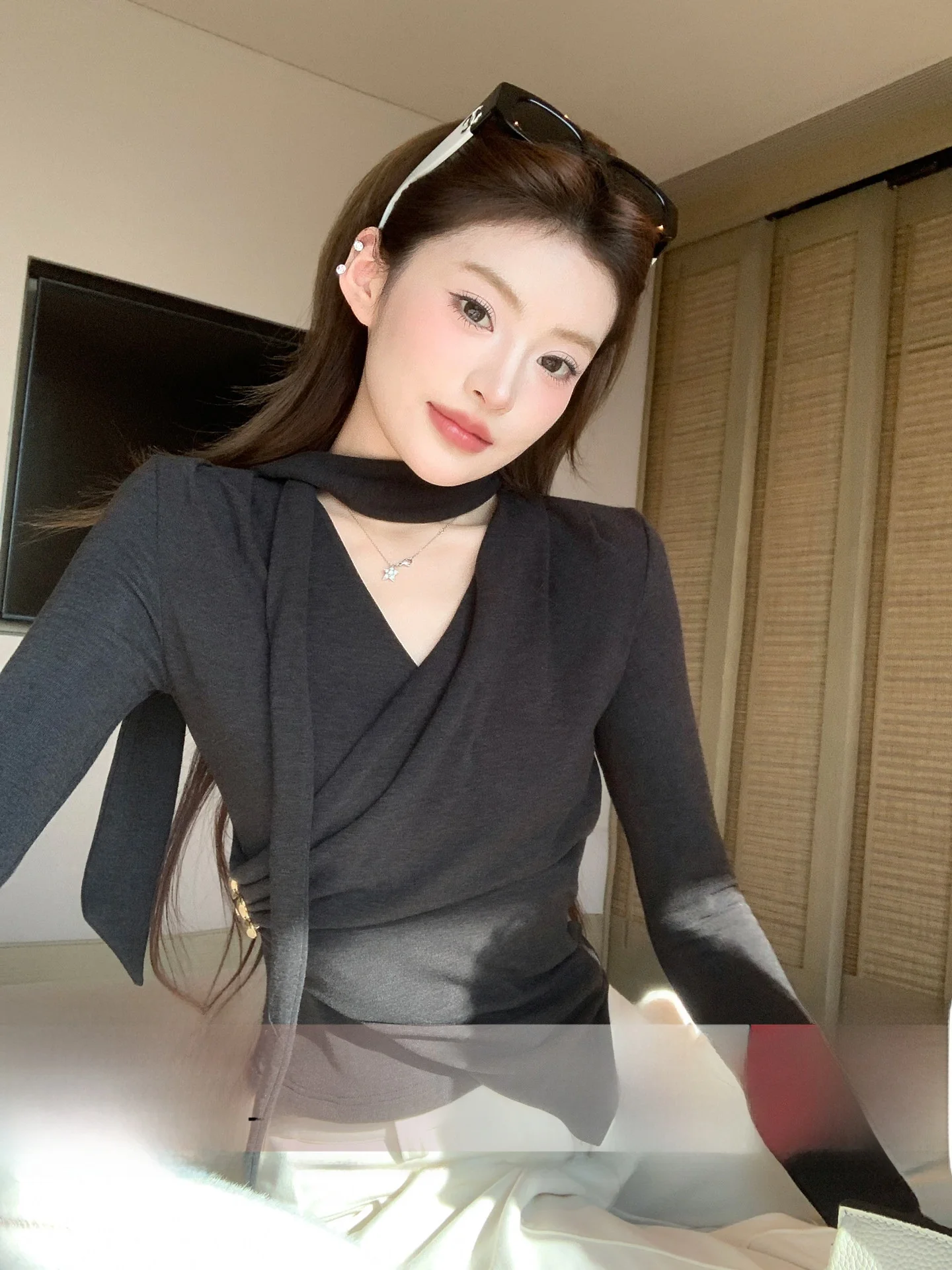 Сексуальная женская облегающая футболка с V-образным вырезом и длинным рукавом, базовая модель для осени и зимы, топ для ношения под одеждой от Aviva на E...
Сексуальная женская облегающая футболка с V-образным вырезом и длинным рукавом, базовая модель для осени и зимы, топ для ношения под одеждой от Aviva на E...