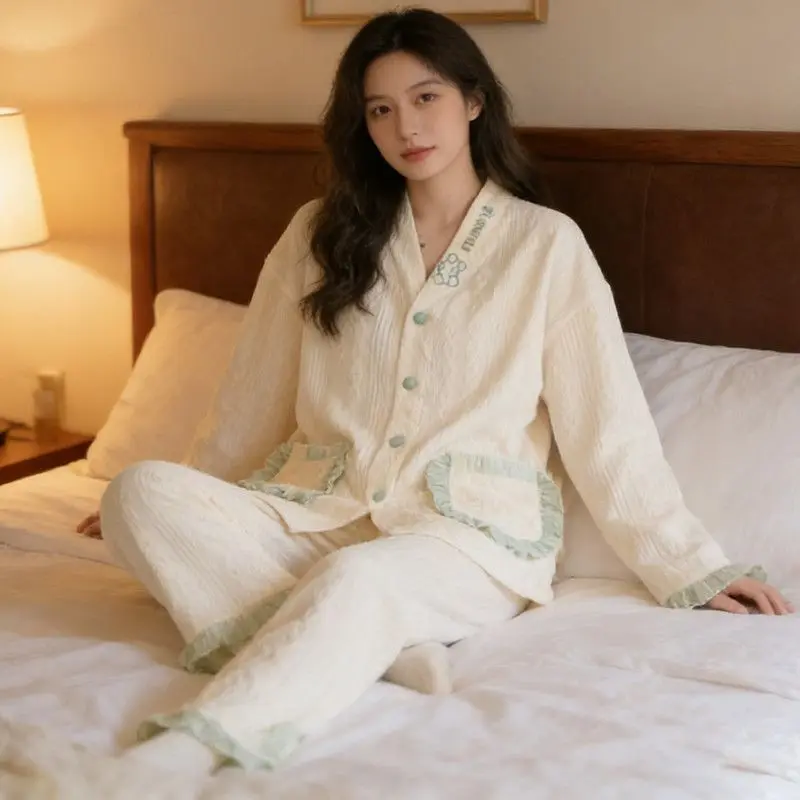 Женский комплект для сна с двойным слоем, длинным рукавом, V-образным вырезом, вышивкой, домашняя одежда для весны, осени и зимы, утепленный кардиган и брюки
Женский комплект для сна с двойным слоем, длинным рукавом, V-образным вырезом, вышивкой, домашняя одежда для весны, осени и зимы, утепленный кардиган и брюки