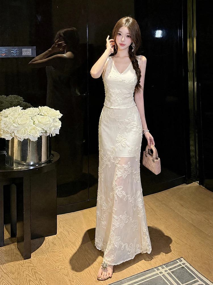 Elegant Embroidered Sleeveless Shoulder Bared Slim Fit V-Neck Vest Top High Waist Skirt Set Women's Fashion Summer Outfit
Elegant Embroidered Sleeveless Shoulder Bared Slim Fit V-Neck Vest Top High Waist Skirt Set Women's Fashion Summer Outfit