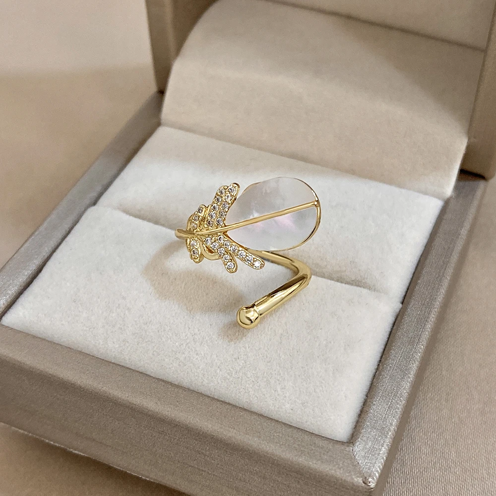 DODOHAO Creative White Scallop Zircon Inlaid Copper Ring for Women Fashion Geometric Gold Plated Open Ring Casual Jewelry Gift
DODOHAO Creative White Scallop Zircon Inlaid Copper Ring for Women Fashion Geometric Gold Plated Open Ring Casual Jewelry Gift