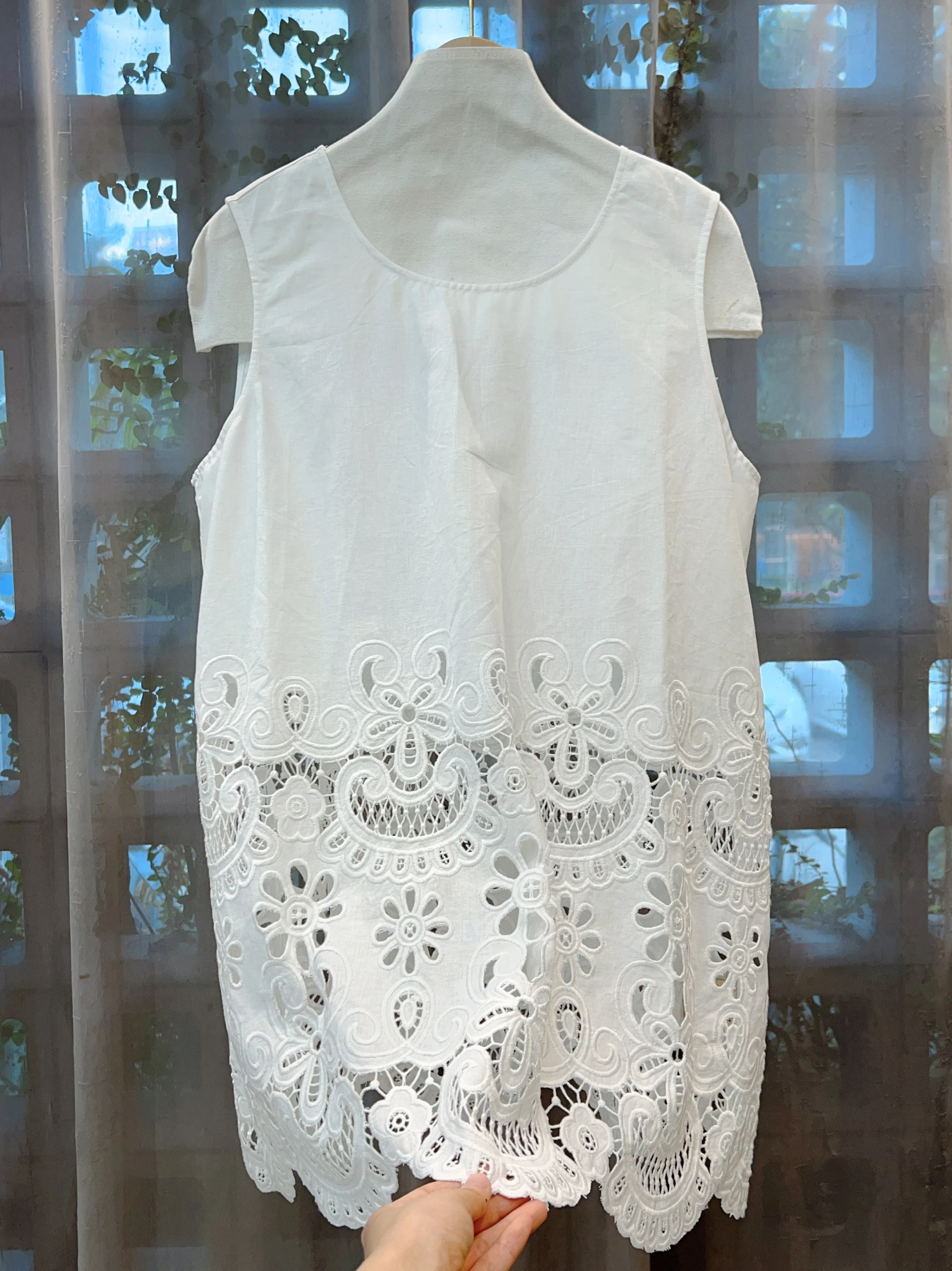 Elegant Cotton Linen Embroidered Hollow out round Neck Sleeveless mid Length Vest Top Women's Summer Casual Wear Comfortable
Elegant Cotton Linen Embroidered Hollow out round Neck Sleeveless mid Length Vest Top Women's Summer Casual Wear Comfortable