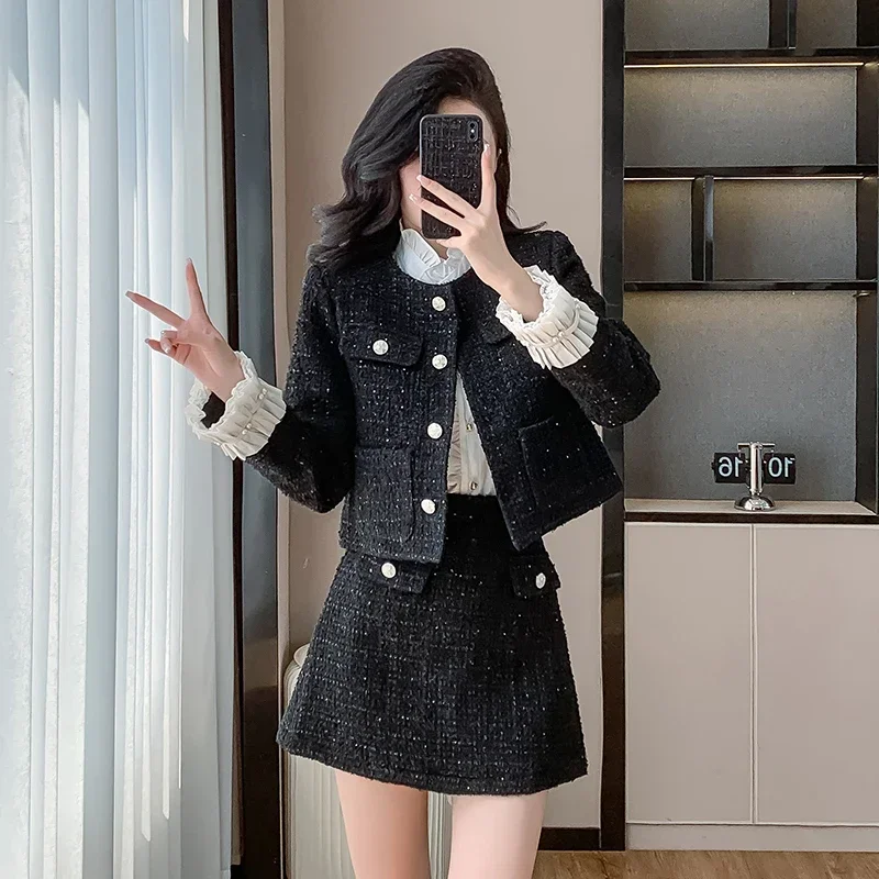2024 Autumn/Winter New Black Socialite Classic Style Skirt Suits Stylish High-End Tweed Blazer High Quality Skirts Two-Piece Set
2024 Autumn/Winter New Black Socialite Classic Style Skirt Suits Stylish High-End Tweed Blazer High Quality Skirts Two-Piece Set