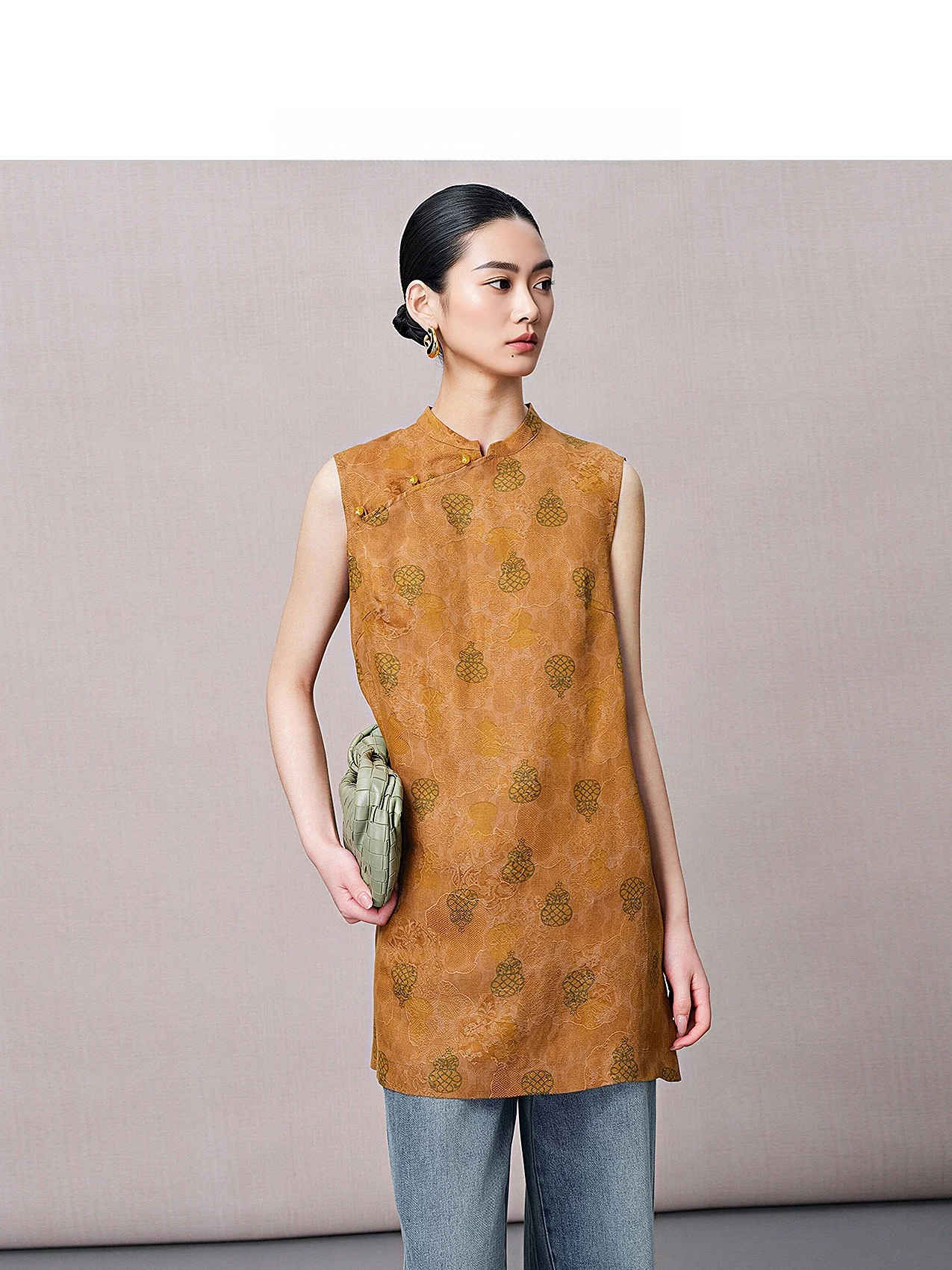 Annibycn Traditional Chinese Style Silk Xiangyun Shirt Women's Summer Sleeveless Vest Top Floral Embroidery Asymmetrical Hem
Annibycn Traditional Chinese Style Silk Xiangyun Shirt Women's Summer Sleeveless Vest Top Floral Embroidery Asymmetrical Hem
