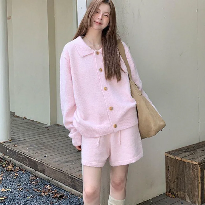 Корейский вязаный кардиган в стиле ретро на одной пуговице и повседневные шорты для женщин, весенне-осенний мягкий и удобный комплект из двух предметов
Корейский вязаный кардиган в стиле ретро на одной пуговице и повседневные шорты для женщин, весенне-осенний мягкий и удобный комплект из двух предметов