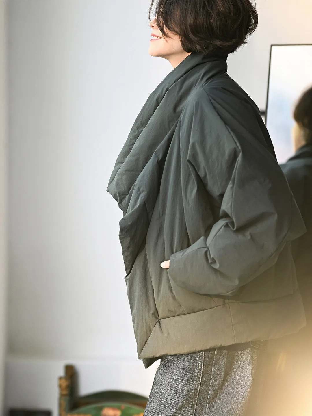 Новая женская укороченная пуховая куртка Milan Declaration: белая, теплая, свободного кроя, с асимметричным дизайном, из нейлоновой ткани.
Новая женская укороченная пуховая куртка Milan Declaration: белая, теплая, свободного кроя, с асимметричным дизайном, из нейлоновой ткани.