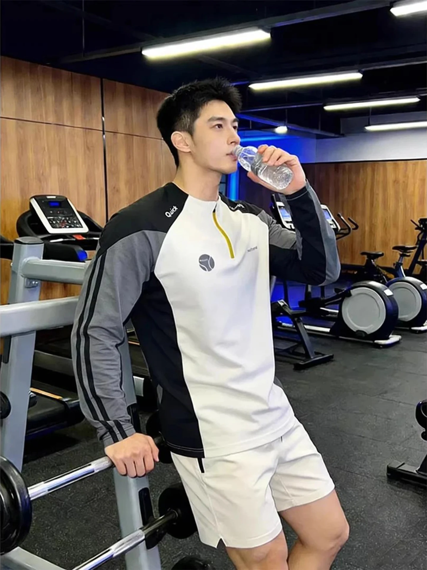 Мужская спортивная футболка для тренировок на открытом воздухе с воротником на молнии, длинным рукавом, быстросохнущая, в американском стиле, для велоспорта, с цветными блоками, весенняя коллекция
Мужская спортивная футболка для тренировок на открытом воздухе с воротником на молнии, длинным рукавом, быстросохнущая, в американском стиле, для велоспорта, с цветными блоками, весенняя коллекция