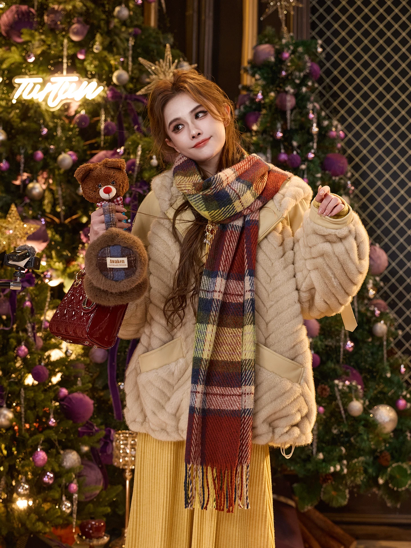 Женское повседневное утепленное пальто TUNT с капюшоном, имитацией меха и кожаными вставками, мягкой и приятной на ощупь текстурой, длинными рукавами, осенне-зимняя коллекция
Женское повседневное утепленное пальто TUNT с капюшоном, имитацией меха и кожаными вставками, мягкой и приятной на ощупь текстурой, длинными рукавами, осенне-зимняя коллекция