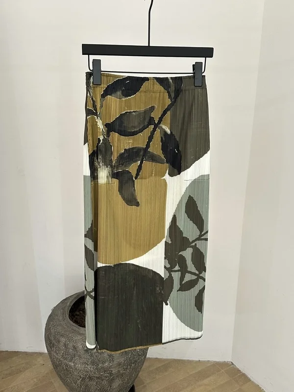 Elegant Mid-Length A-Line Skirt with Print And Slit for Women Spring Summer Season Elastic Loose Fit High Waist Design
Elegant Mid-Length A-Line Skirt with Print And Slit for Women Spring Summer Season Elastic Loose Fit High Waist Design