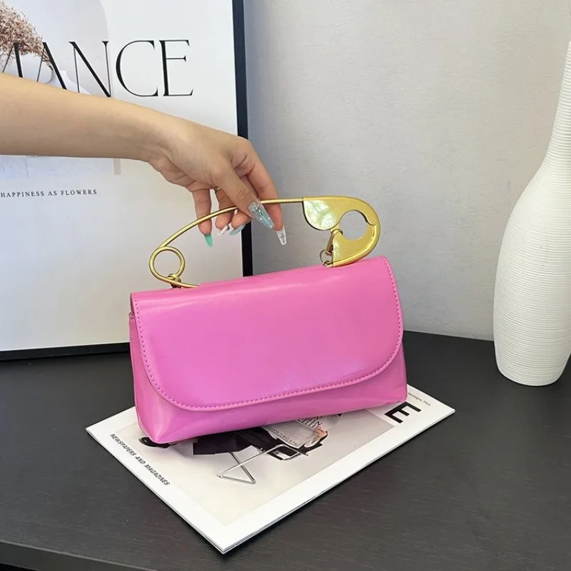 Fashionable Clutch Mini Diaper Bag Casual Simple Vintage Crossbody Handbag For Ladies Trendy Letter Logo High End
Fashionable Clutch Mini Diaper Bag Casual Simple Vintage Crossbody Handbag For Ladies Trendy Letter Logo High End