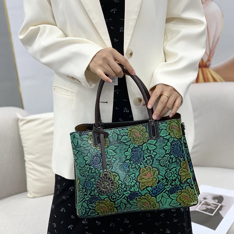 Vintage Floral Embossed Tote Bag for Women Luxury 3D Flower Top-Handle Handbag Elegant Vegan Leather Shoulder Crossbody Purse
Vintage Floral Embossed Tote Bag for Women Luxury 3D Flower Top-Handle Handbag Elegant Vegan Leather Shoulder Crossbody Purse