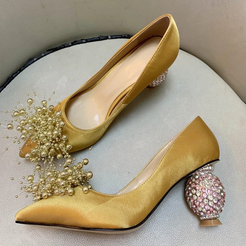 2022 New Satin High Heels High-End Custom Pumps Rhinestones Pineapple Heel Flower Women's Luxury Shoes
2022 New Satin High Heels High-End Custom Pumps Rhinestones Pineapple Heel Flower Women's Luxury Shoes