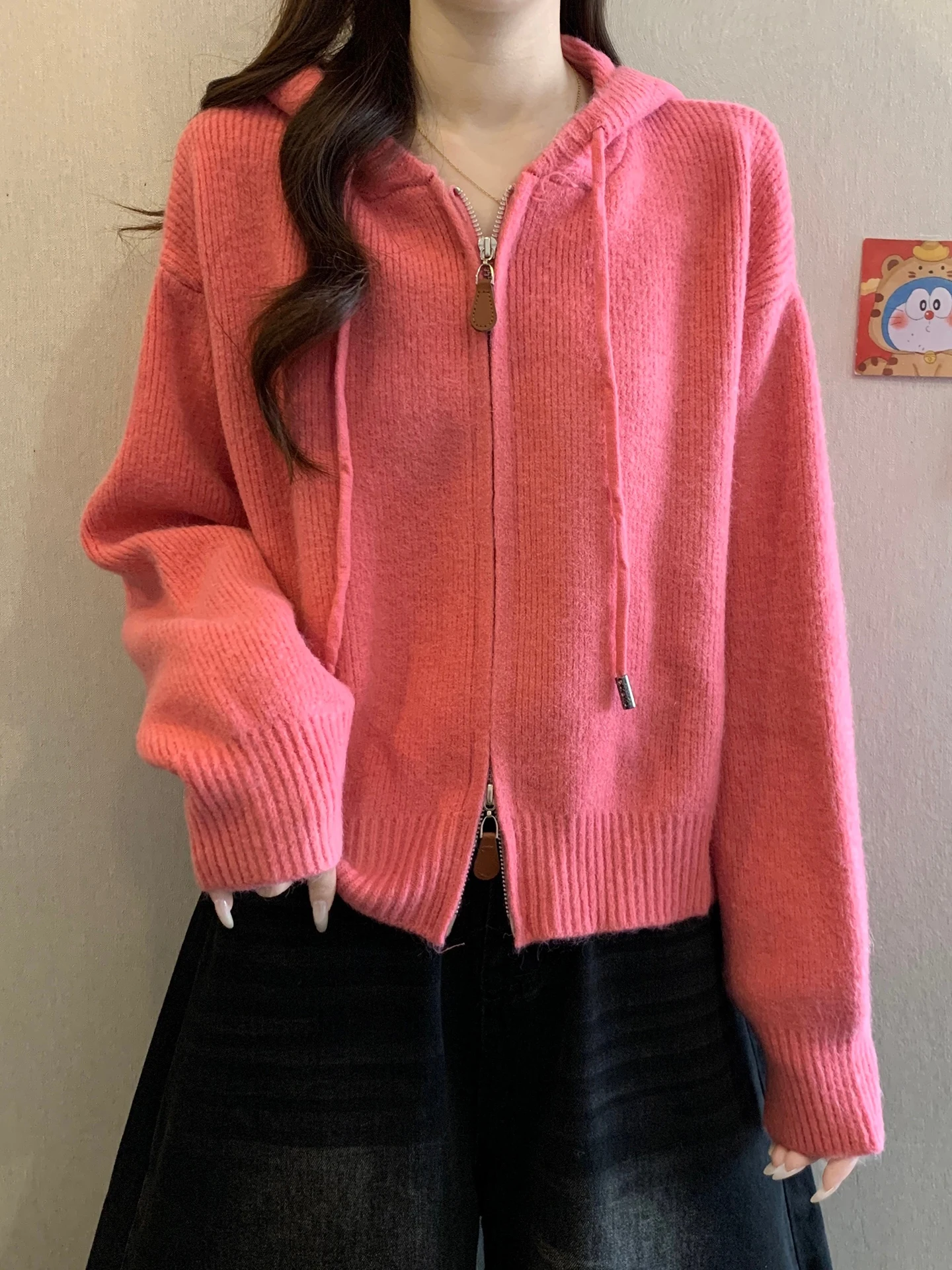 Супермодный розовый вязаный кардиган большого размера с капюшоном для женщин, свободный крой, эффект похудения, двойная молния, осенняя мода
Супермодный розовый вязаный кардиган большого размера с капюшоном для женщин, свободный крой, эффект похудения, двойная молния, осенняя мода