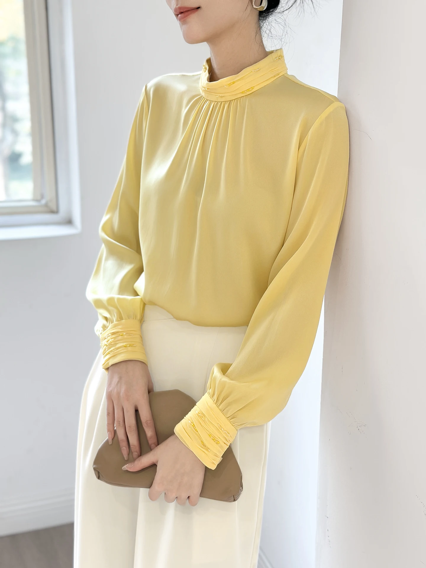 Элегантная шелковая рубашка женская с воротником-стойкой, богато декорированная, плиссированная, во французском стиле, с длинным рукавом, дышащая, комфортная, новинка весенней коллекции
Элегантная шелковая рубашка женская с воротником-стойкой, богато декорированная, плиссированная, во французском стиле, с длинным рукавом, дышащая, комфортная, новинка весенней коллекции