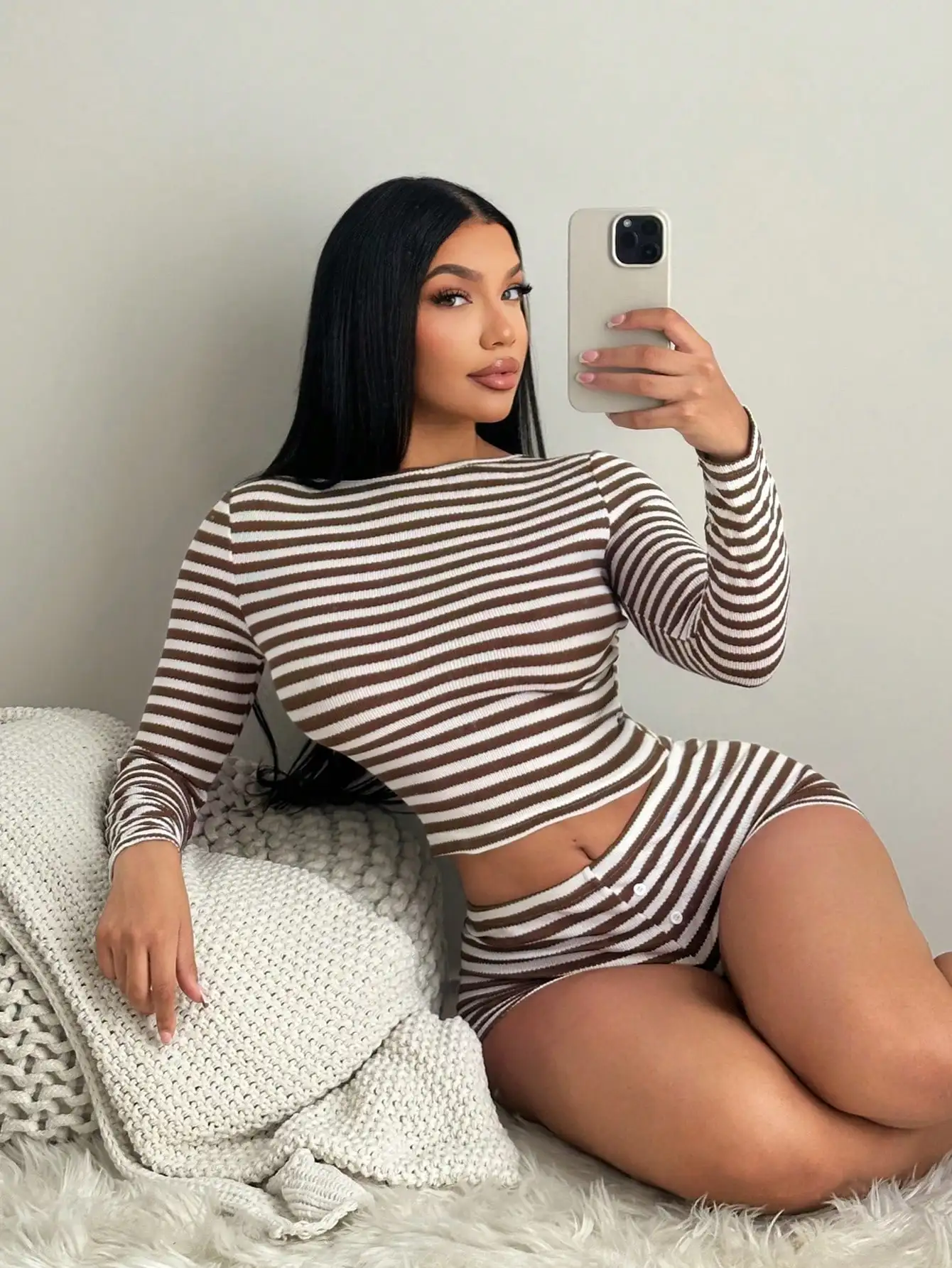 Коричнево-белый полосатый комплект из двух предметов с длинными рукавами для женщин, повседневный домашний наряд с вырезами
Коричнево-белый полосатый комплект из двух предметов с длинными рукавами для женщин, повседневный домашний наряд с вырезами