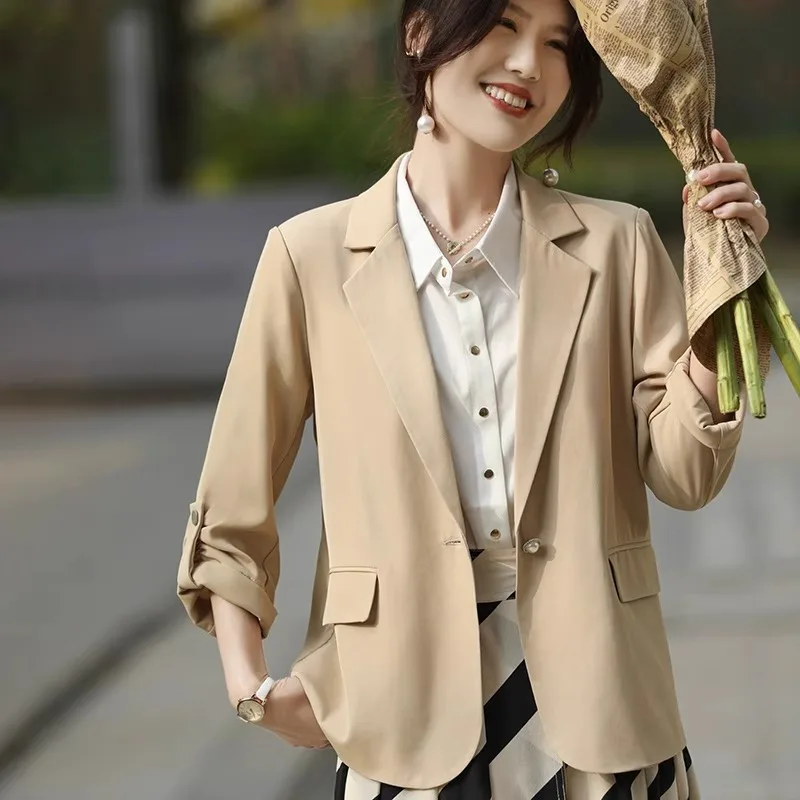 Ацетатный атласный пиджак белого цвета с эффектом драпировки – женский, с длинным рукавом, коллекция Весна-Лето, на одной пуговице, с защитой от солнца
Ацетатный атласный пиджак белого цвета с эффектом драпировки – женский, с длинным рукавом, коллекция Весна-Лето, на одной пуговице, с защитой от солнца