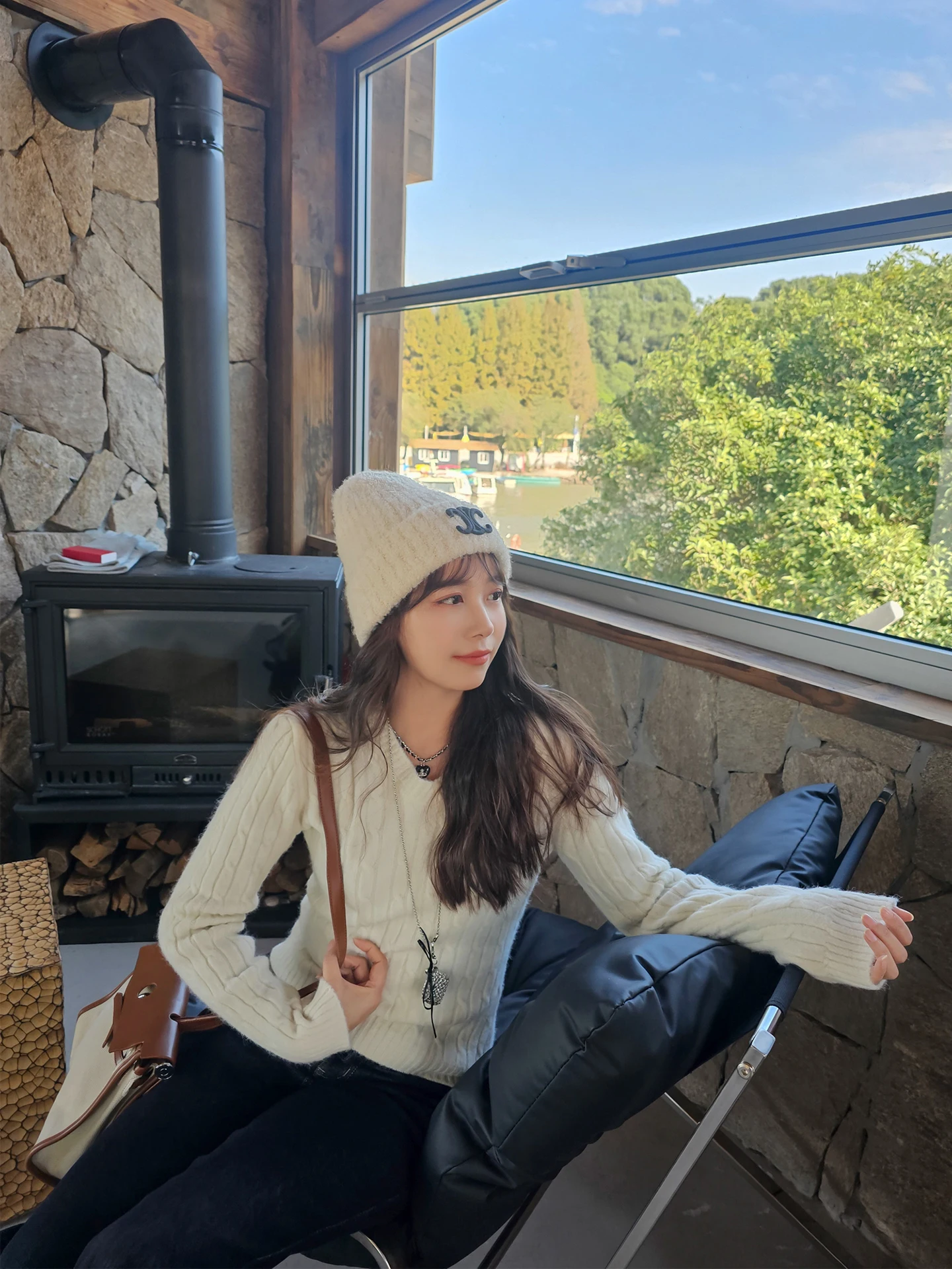 Корейская женская трикотажная кофта с длинным рукавом и V-образным вырезом, базовая внутренняя одежда для осенне-зимнего сезона, с цветочной вышивкой, маленький размер, облегающий крой.
Корейская женская трикотажная кофта с длинным рукавом и V-образным вырезом, базовая внутренняя одежда для осенне-зимнего сезона, с цветочной вышивкой, маленький размер, облегающий крой.