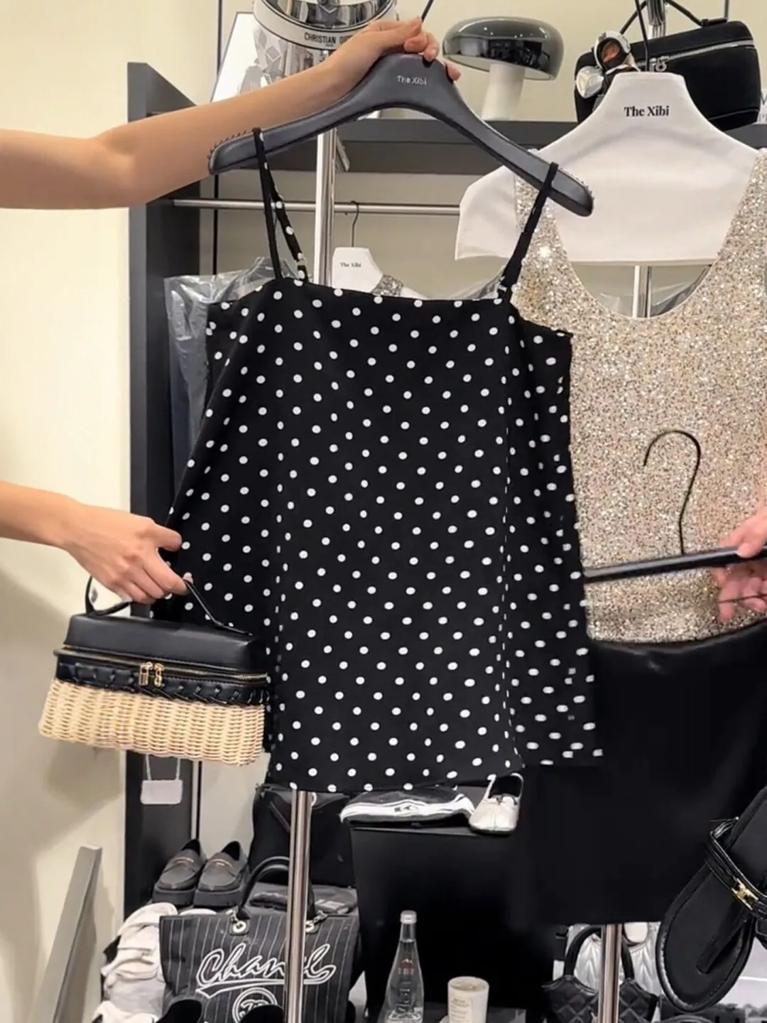 Romantic Black Loose Women's Summer Vest Hepburn Style Casual Fashion Breathable U-Neck Short Length Dot Pattern Top
Romantic Black Loose Women's Summer Vest Hepburn Style Casual Fashion Breathable U-Neck Short Length Dot Pattern Top