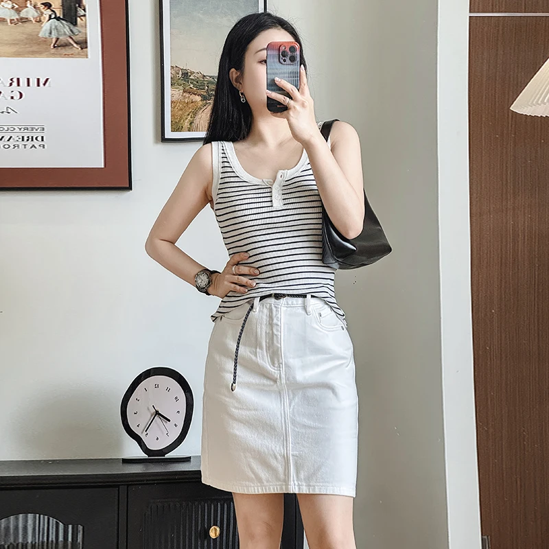Women's Knit Vest 16-Gauge Ultra-Fine Lyocell Striped Ribbed Texture Contrast Buttons Minimalist Summer 2025 New
Women's Knit Vest 16-Gauge Ultra-Fine Lyocell Striped Ribbed Texture Contrast Buttons Minimalist Summer 2025 New