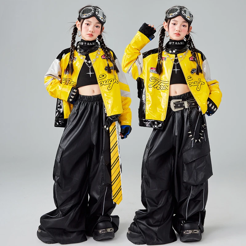 Костюм в стиле хип-хоп, крутая одежда для джазового шоу для девочек, детская одежда для выступлений на сцене, черная, желтая куртка, мешковатые брюки, уличная одежда AMY3115
Костюм в стиле хип-хоп, крутая одежда для джазового шоу для девочек, детская одежда для выступлений на сцене, черная, желтая куртка, мешковатые брюки, уличная одежда AMY3115