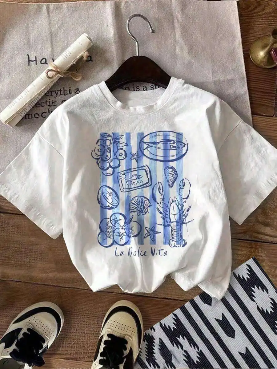 Loose Fit White Tee With Blue Seafood Print And La Dolce Vita Text, Casual Short Sleeve Graphic Shirt
Loose Fit White Tee With Blue Seafood Print And La Dolce Vita Text, Casual Short Sleeve Graphic Shirt