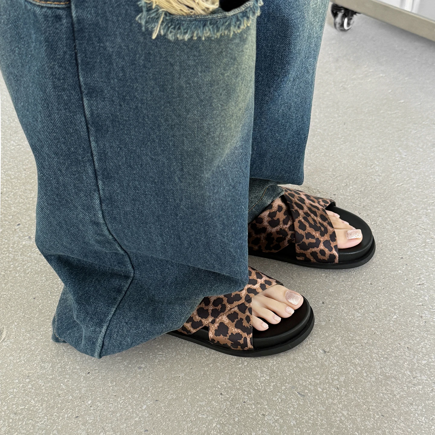 2026 new summer women sandals natural leather 22-24.5cm cowhide+sheepskin cross-strap mules platform women slippers fashion
2026 new summer women sandals natural leather 22-24.5cm cowhide+sheepskin cross-strap mules platform women slippers fashion