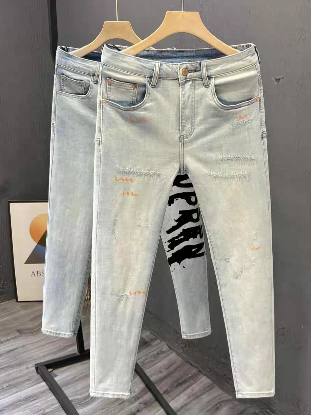 High-End Light Blue Men's Jeans Trendy Brand Spring Summer Thin Small Foot Pants New Style Korean Version Slim Long Pants
High-End Light Blue Men's Jeans Trendy Brand Spring Summer Thin Small Foot Pants New Style Korean Version Slim Long Pants