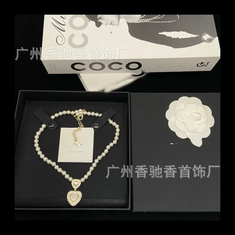 Новое белое эмалированное ожерелье с жемчугом и бриллиантами, темпераментная цепочка на ключицу в форме персикового сердца
Новое белое эмалированное ожерелье с жемчугом и бриллиантами, темпераментная цепочка на ключицу в форме персикового сердца