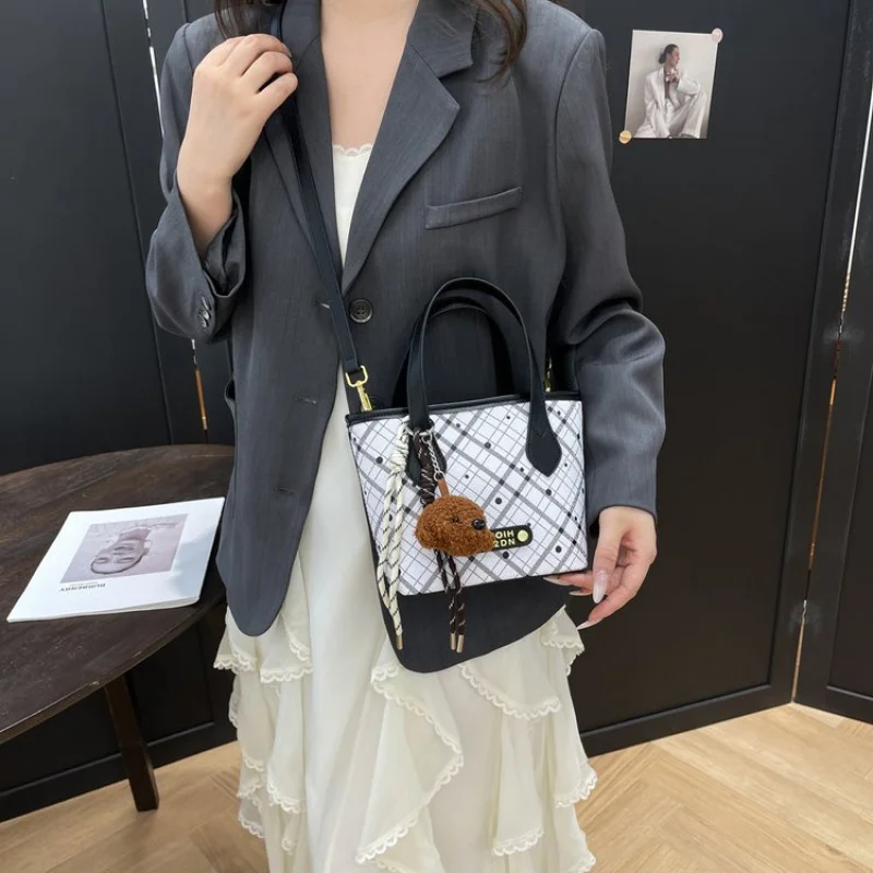 Классическая женская сумка в коробке из кожи с глянцевой отделкой и структурированным силуэтом для полировки
Классическая женская сумка в коробке из кожи с глянцевой отделкой и структурированным силуэтом для полировки