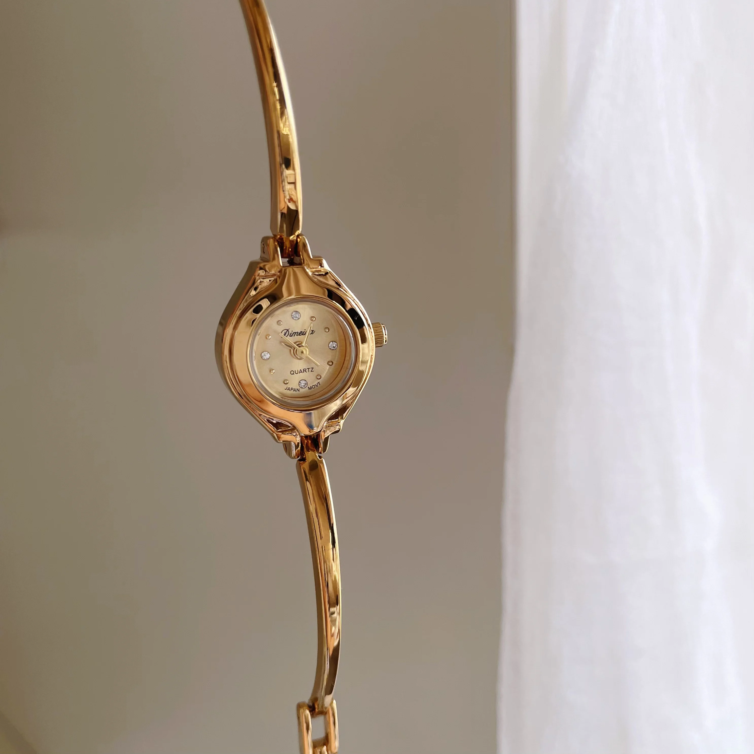 Small, Mini Retro Gold WatchHalf-Bracelet StyleGold Round Thin StrapWomen'S Quartz WatchStudent StyleWomen'S GiftWomen'S Series.
Small, Mini Retro Gold WatchHalf-Bracelet StyleGold Round Thin StrapWomen'S Quartz WatchStudent StyleWomen'S GiftWomen'S Series.