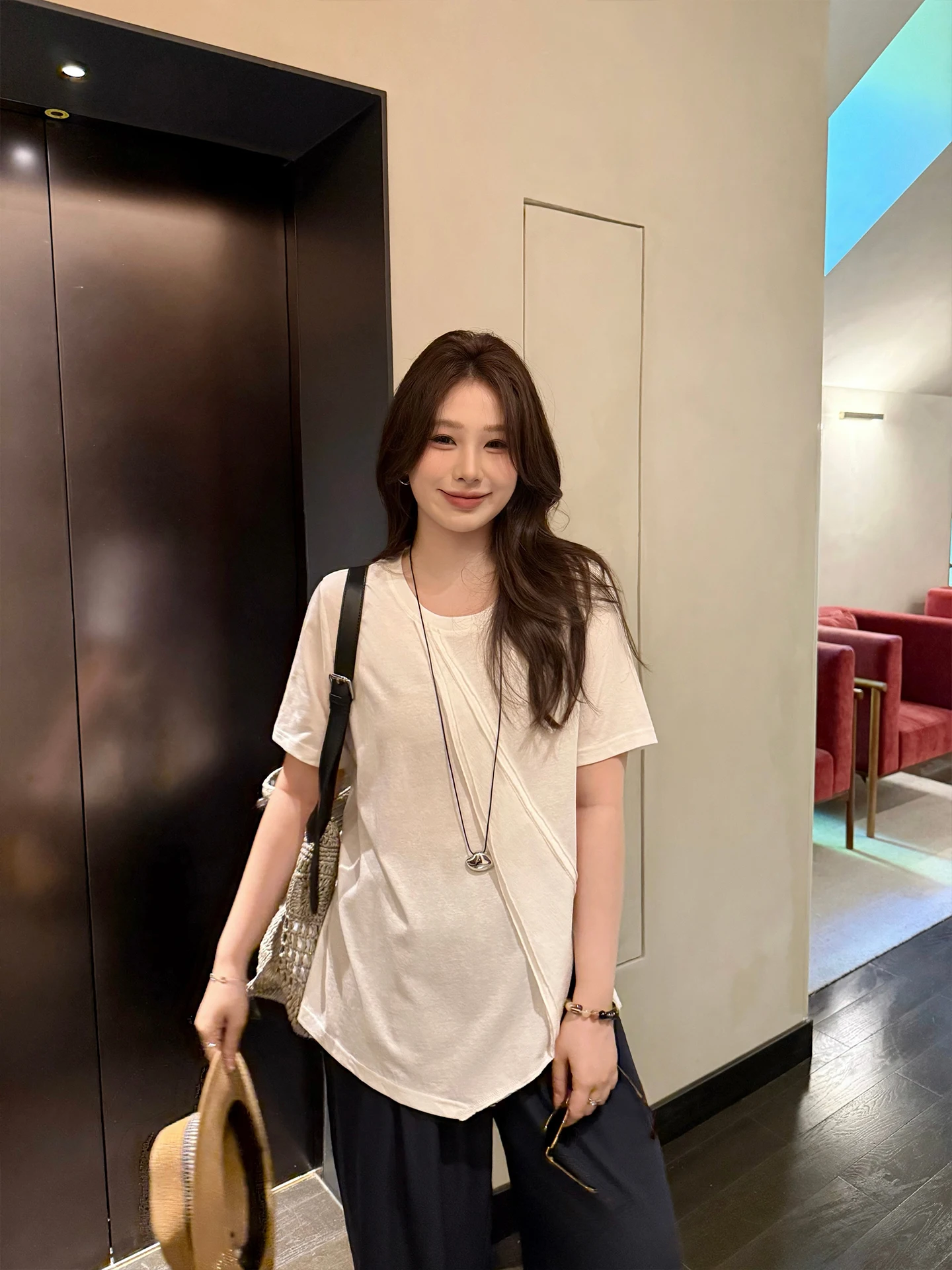 Casual Loose Fit Short Sleeve T-Shirt Women's plus Size Asymmetric Design Slimming Effect Comfortable Cotton Blend Summer Top
Casual Loose Fit Short Sleeve T-Shirt Women's plus Size Asymmetric Design Slimming Effect Comfortable Cotton Blend Summer Top