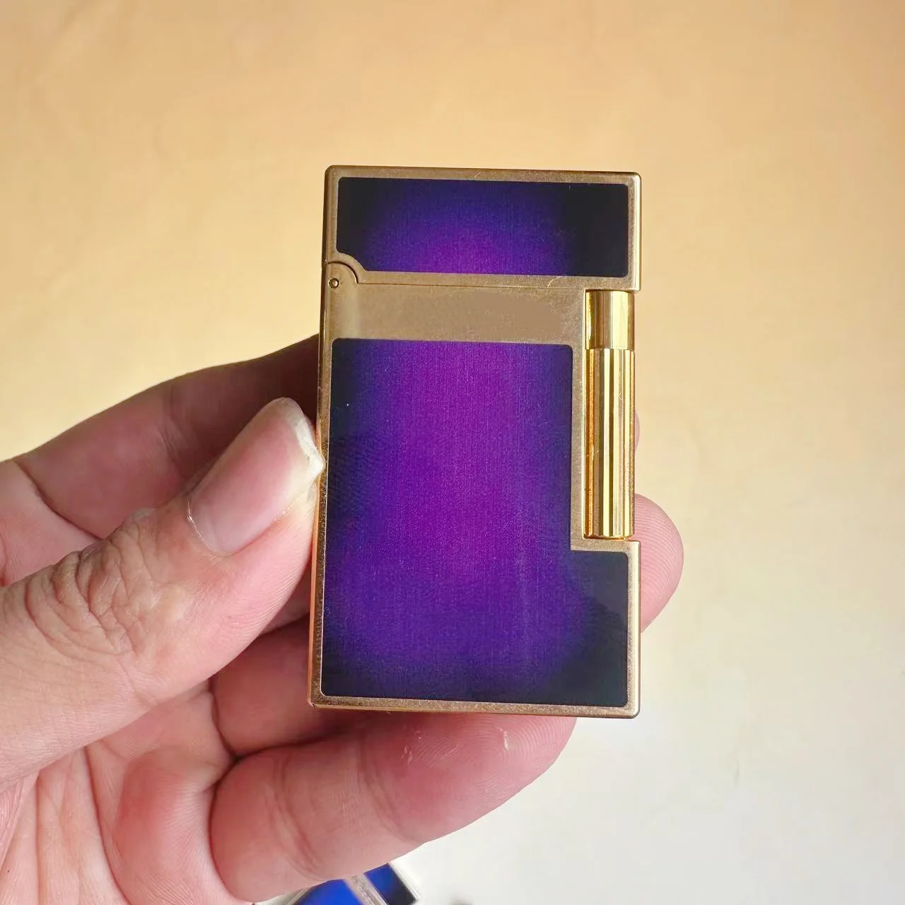 Luxury brand lighters and cigarette accessories, classic design, perfect as a gift for men, includes consumables.
Luxury brand lighters and cigarette accessories, classic design, perfect as a gift for men, includes consumables.