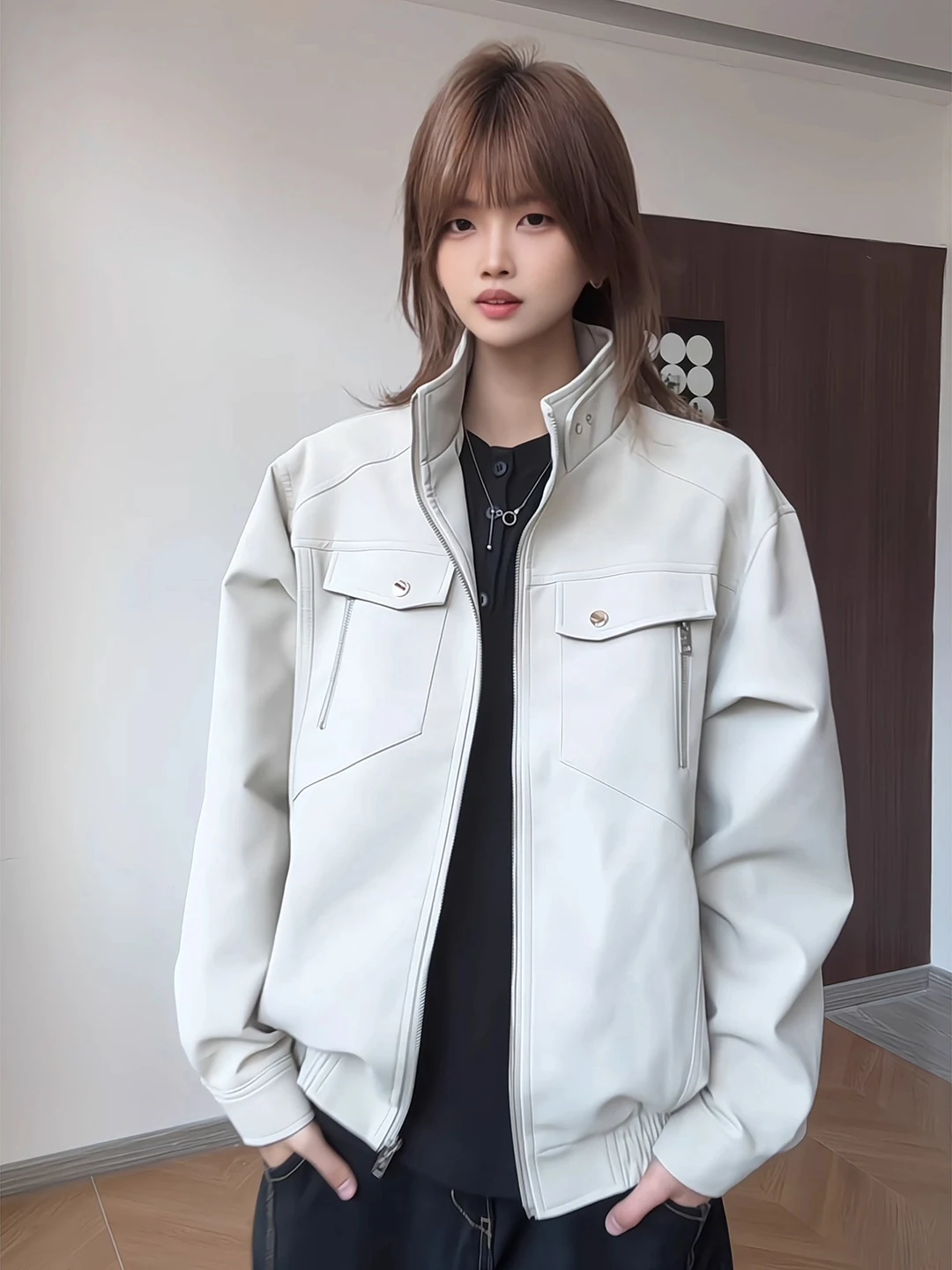 Бежевая кожаная куртка-бомбер с воротником-стойкой, свободного кроя, в стиле рабочей одежды, для уличной моды
Бежевая кожаная куртка-бомбер с воротником-стойкой, свободного кроя, в стиле рабочей одежды, для уличной моды